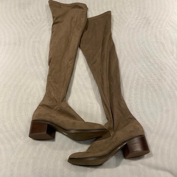 Beautiful suede boots - Picture 2 of 5